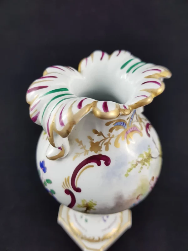 HOCHST - Vase en porcelaine, scène romantique et dorures – Image 2