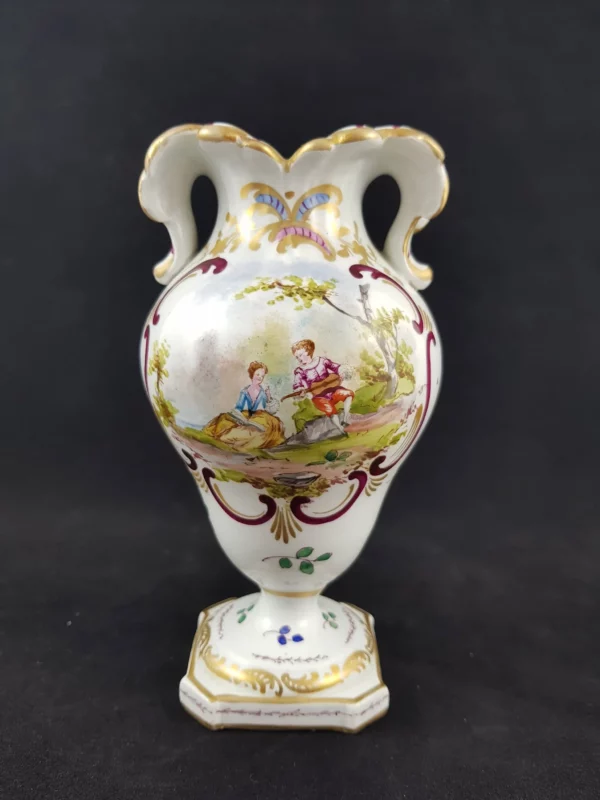 HOCHST - Vase en porcelaine, scène romantique et dorures