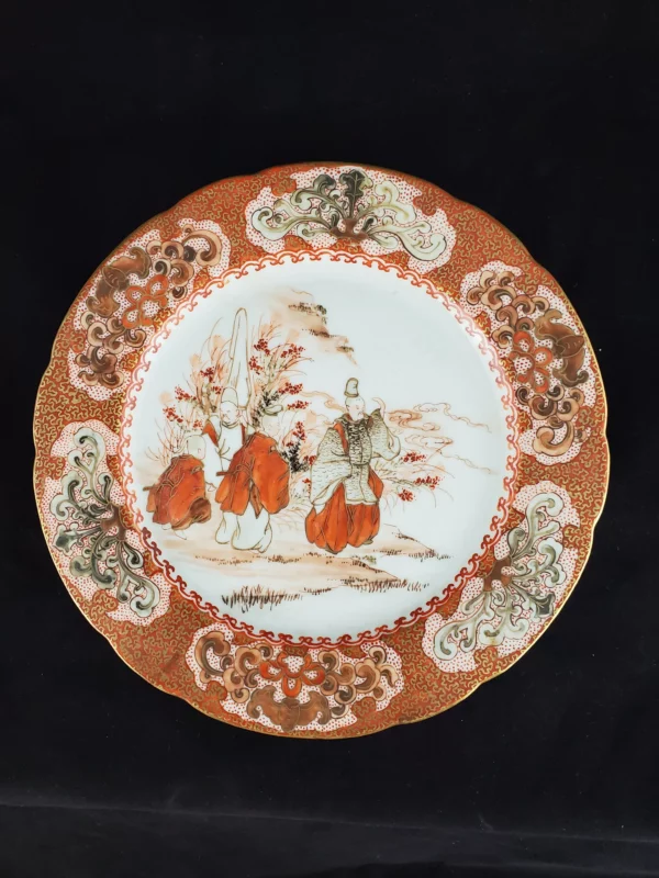 JAPON - Assiette en porcelaine de Satsuma, décor traditionnel japonais