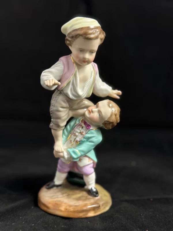 ALLEMAGNE - Statuette en porcelaine, enfants jouant ensemble