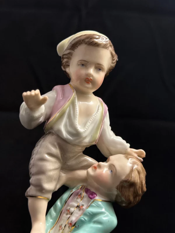 ALLEMAGNE - Statuette en porcelaine, enfants jouant ensemble – Image 4