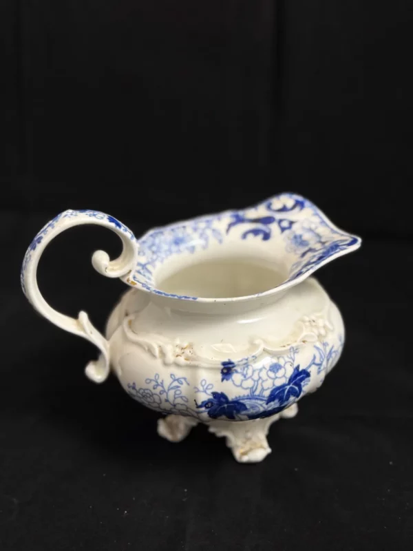 CREIL-MONTEREAU - Ravissant pot à lait en porcelaine