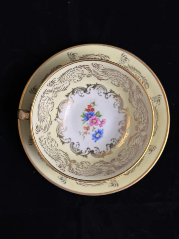 LIMOGES  - Grande tasse à thé au décor doré et floral – Image 2