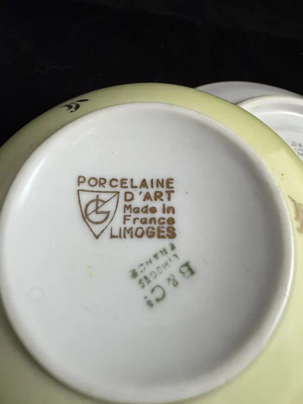 LIMOGES  - Grande tasse à thé au décor doré et floral – Image 4