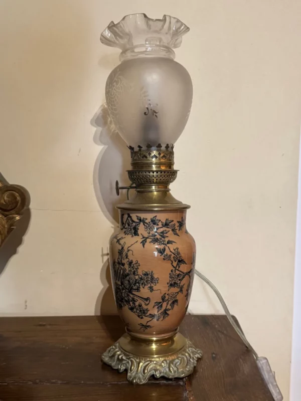 LAMPE À PETROLE en faïence décorée et verre dépoli